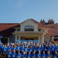 Alumni in front of the Alumni House.
